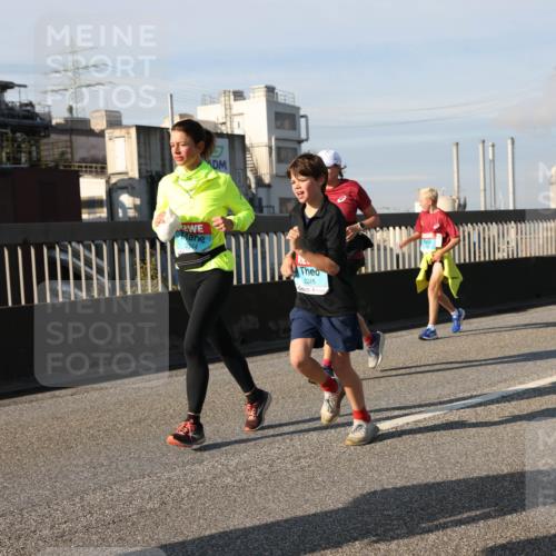 03.10.2025 - Köhlbrandbrückenlauf Lena Gebhardt http://msf.ph/oto/9085357 03.10.2025 10:05:29 Position 2 2244, 2245 meine-sportfotos.de