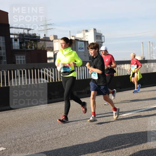 03.10.2025 - Köhlbrandbrückenlauf Lena Gebhardt http://msf.ph/oto/9085378 03.10.2025 10:05:29 Position 2 2244, 2245 meine-sportfotos.de