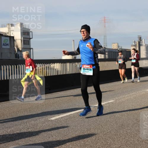 03.10.2025 - Köhlbrandbrückenlauf Lena Gebhardt http://msf.ph/oto/9085459 03.10.2025 10:05:30 Position 2 2952 meine-sportfotos.de