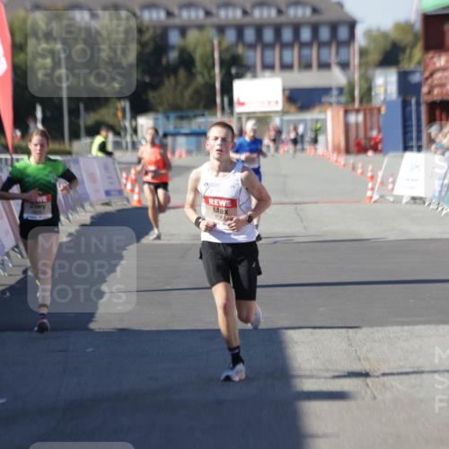 03.10.2025 - Köhlbrandbrückenlauf Jannik Wohlers http://msf.ph/oto/9085467 03.10.2025 12:52:31 Ziel 6087, 6625 meine-sportfotos.de