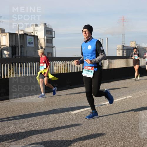 03.10.2025 - Köhlbrandbrückenlauf Lena Gebhardt http://msf.ph/oto/9085489 03.10.2025 10:05:30 Position 2 2952 meine-sportfotos.de
