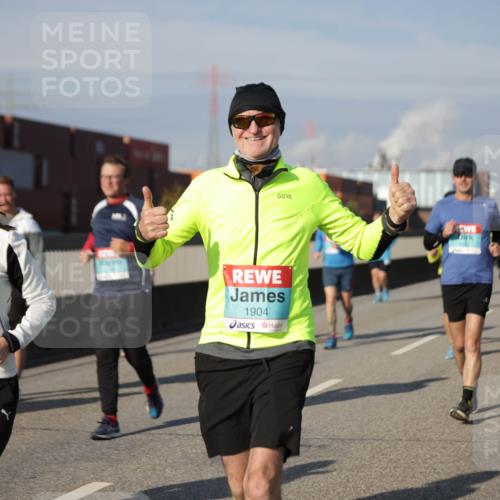 03.10.2025 - Köhlbrandbrückenlauf Jannik Wohlers http://msf.ph/oto/9085501 03.10.2025 10:07:28 Position 3 2356, 1904 meine-sportfotos.de