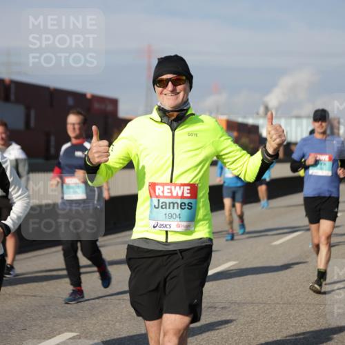 03.10.2025 - Köhlbrandbrückenlauf Jannik Wohlers http://msf.ph/oto/9085505 03.10.2025 10:07:28 Position 3 2356, 1904 meine-sportfotos.de