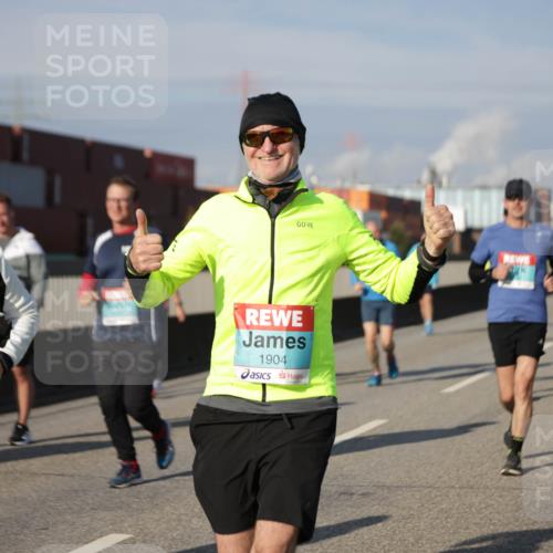 03.10.2025 - Köhlbrandbrückenlauf Jannik Wohlers http://msf.ph/oto/9085511 03.10.2025 10:07:28 Position 3 2356, 1904 meine-sportfotos.de