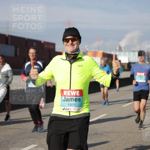 03.10.2025 - Köhlbrandbrückenlauf Jannik Wohlers http://msf.ph/oto/9085515 03.10.2025 10:07:28 Position 3 2356, 1904 meine-sportfotos.de