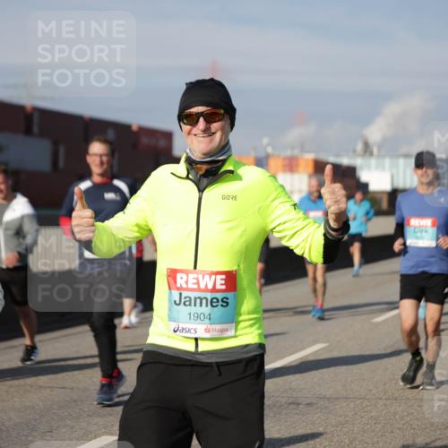03.10.2025 - Köhlbrandbrückenlauf Jannik Wohlers http://msf.ph/oto/9085518 03.10.2025 10:07:28 Position 3 2356, 1904 meine-sportfotos.de