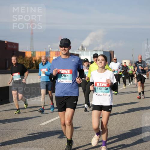 03.10.2025 - Köhlbrandbrückenlauf Jannik Wohlers http://msf.ph/oto/9085552 03.10.2025 10:07:29 Position 3 1652, 1653 meine-sportfotos.de
