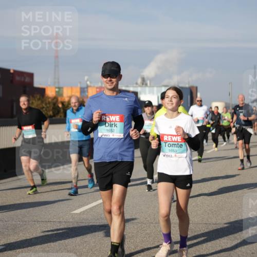 03.10.2025 - Köhlbrandbrückenlauf Jannik Wohlers http://msf.ph/oto/9085558 03.10.2025 10:07:29 Position 3 1652, 1653 meine-sportfotos.de