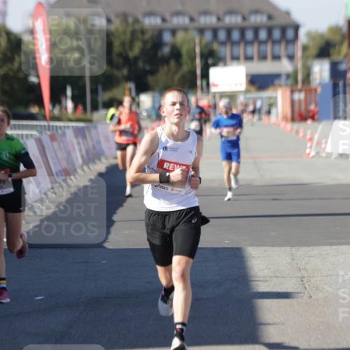 03.10.2025 - Köhlbrandbrückenlauf Jannik Wohlers http://msf.ph/oto/9085613 03.10.2025 12:52:33 Ziel 6087, 6625 meine-sportfotos.de