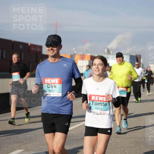 03.10.2025 - Köhlbrandbrückenlauf Jannik Wohlers http://msf.ph/oto/9085617 03.10.2025 10:07:30 Position 3 1652, 1653, 3631 meine-sportfotos.de