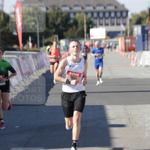 03.10.2025 - Köhlbrandbrückenlauf Jannik Wohlers http://msf.ph/oto/9085628 03.10.2025 12:52:33 Ziel 6087, 6625 meine-sportfotos.de