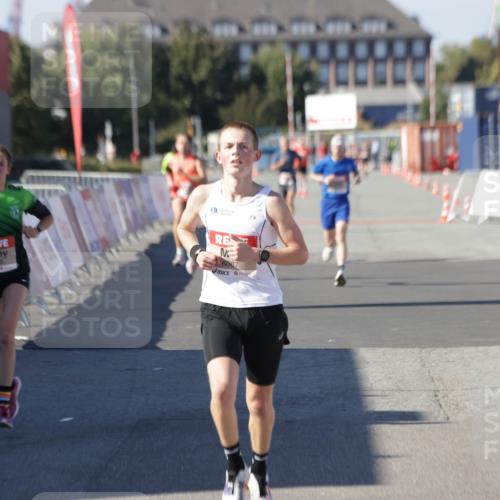 03.10.2025 - Köhlbrandbrückenlauf Jannik Wohlers http://msf.ph/oto/9085678 03.10.2025 12:52:33 Ziel 6087, 6625 meine-sportfotos.de