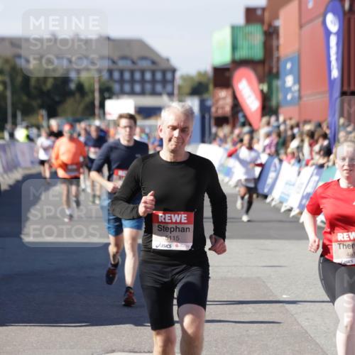 03.10.2025 - Köhlbrandbrückenlauf Jannik Wohlers http://msf.ph/oto/9085688 03.10.2025 13:18:40 Ziel 4154, 4606, 4796, 4812, 4826, 5115, 5178, 6084, 6429, 6500, 6596, 6700, 6758 meine-sportfotos.de