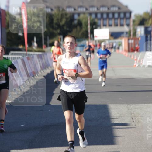 03.10.2025 - Köhlbrandbrückenlauf Jannik Wohlers http://msf.ph/oto/9085698 03.10.2025 12:52:34 Ziel 4019, 6087, 6625 meine-sportfotos.de