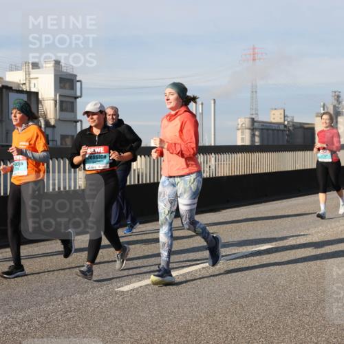 03.10.2025 - Köhlbrandbrückenlauf Lena Gebhardt http://msf.ph/oto/9085700 03.10.2025 10:05:38 Position 2 1425 meine-sportfotos.de