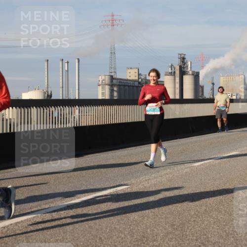 03.10.2025 - Köhlbrandbrückenlauf Lena Gebhardt http://msf.ph/oto/9085711 03.10.2025 10:05:38 Position 2  meine-sportfotos.de