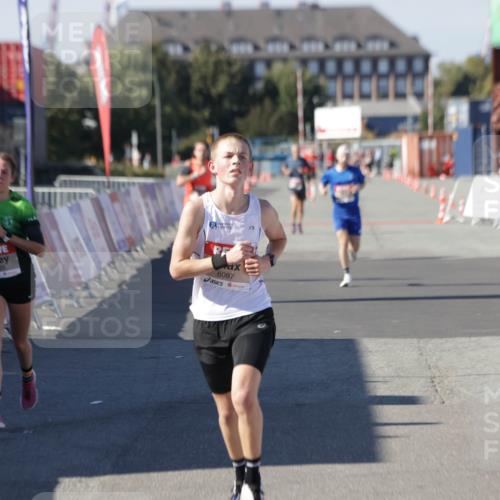 03.10.2025 - Köhlbrandbrückenlauf Jannik Wohlers http://msf.ph/oto/9085729 03.10.2025 12:52:34 Ziel 4019, 6087, 6625 meine-sportfotos.de