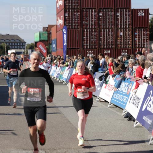 03.10.2025 - Köhlbrandbrückenlauf Jannik Wohlers http://msf.ph/oto/9085742 03.10.2025 13:18:40 Ziel 4154, 4606, 4796, 4812, 4826, 5115, 5178, 6084, 6429, 6500, 6596, 6700, 6758 meine-sportfotos.de