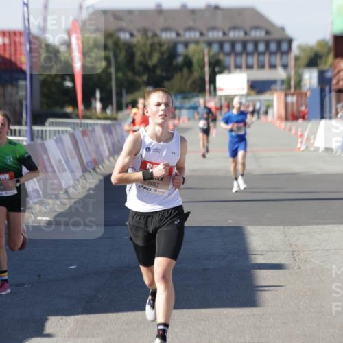 03.10.2025 - Köhlbrandbrückenlauf Jannik Wohlers http://msf.ph/oto/9085754 03.10.2025 12:52:34 Ziel 4019, 6087, 6625 meine-sportfotos.de