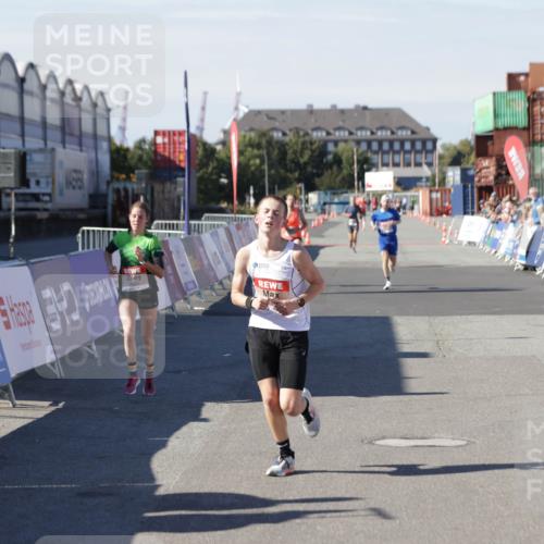 03.10.2025 - Köhlbrandbrückenlauf Jannik Wohlers http://msf.ph/oto/9085781 03.10.2025 12:52:35 Ziel 4019, 6087, 6625 meine-sportfotos.de