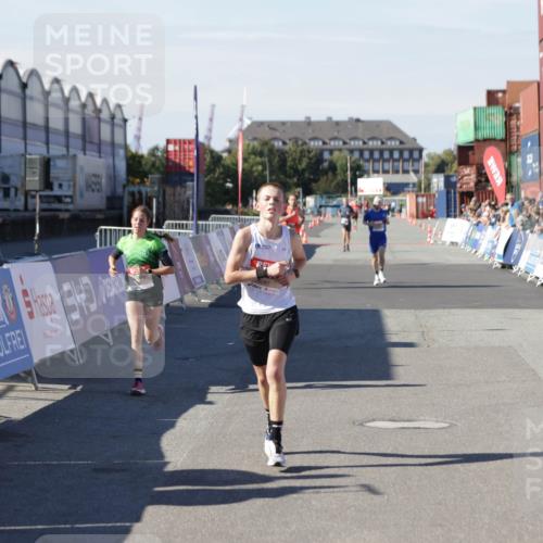03.10.2025 - Köhlbrandbrückenlauf Jannik Wohlers http://msf.ph/oto/9085796 03.10.2025 12:52:35 Ziel 4019, 6087, 6625 meine-sportfotos.de