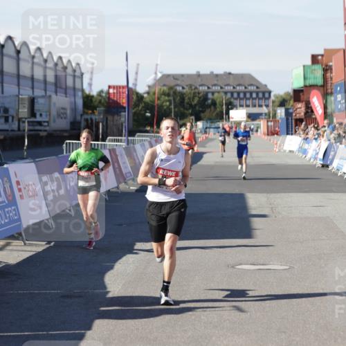 03.10.2025 - Köhlbrandbrückenlauf Jannik Wohlers http://msf.ph/oto/9085836 03.10.2025 12:52:35 Ziel 4019, 6087, 6625 meine-sportfotos.de
