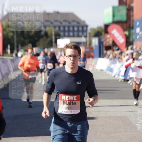 03.10.2025 - Köhlbrandbrückenlauf Jannik Wohlers http://msf.ph/oto/9085855 03.10.2025 13:18:43 Ziel 4077, 4606, 4796, 4812, 5115, 5178, 6084, 6429, 6500, 6506, 6556, 6596, 6758 meine-sportfotos.de