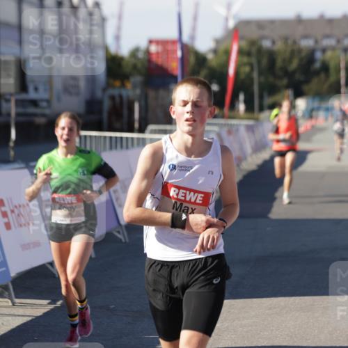 03.10.2025 - Köhlbrandbrückenlauf Jannik Wohlers http://msf.ph/oto/9085859 03.10.2025 12:52:36 Ziel 4013, 4019, 6087, 6625 meine-sportfotos.de
