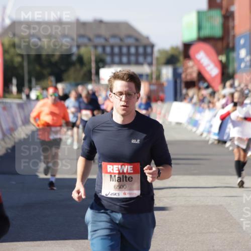 03.10.2025 - Köhlbrandbrückenlauf Jannik Wohlers http://msf.ph/oto/9085865 03.10.2025 13:18:43 Ziel 4077, 4606, 4796, 4812, 5115, 5178, 6084, 6429, 6500, 6506, 6556, 6596, 6758 meine-sportfotos.de