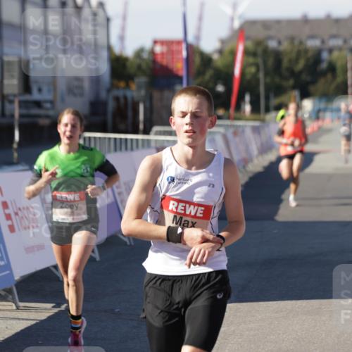 03.10.2025 - Köhlbrandbrückenlauf Jannik Wohlers http://msf.ph/oto/9085870 03.10.2025 12:52:36 Ziel 4013, 4019, 6087, 6625 meine-sportfotos.de