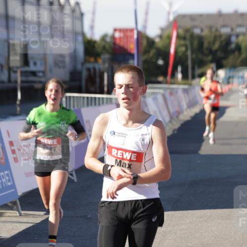 03.10.2025 - Köhlbrandbrückenlauf Jannik Wohlers http://msf.ph/oto/9085882 03.10.2025 12:52:36 Ziel 4013, 4019, 6087, 6625 meine-sportfotos.de