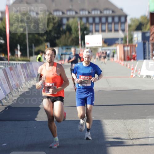 03.10.2025 - Köhlbrandbrückenlauf Jannik Wohlers http://msf.ph/oto/9085920 03.10.2025 12:52:38 Ziel 4013, 4019, 6087, 6625 meine-sportfotos.de
