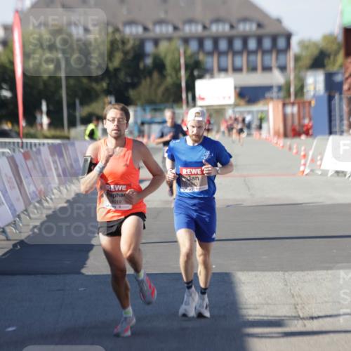 03.10.2025 - Köhlbrandbrückenlauf Jannik Wohlers http://msf.ph/oto/9085929 03.10.2025 12:52:38 Ziel 4013, 4019, 6087, 6625 meine-sportfotos.de