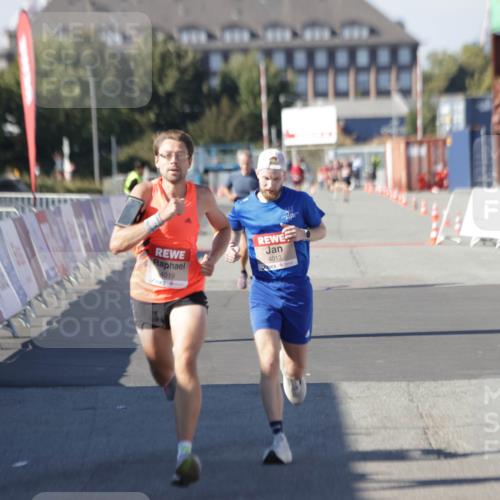 03.10.2025 - Köhlbrandbrückenlauf Jannik Wohlers http://msf.ph/oto/9085940 03.10.2025 12:52:38 Ziel 4013, 4019, 6087, 6625 meine-sportfotos.de
