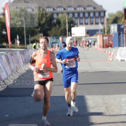 03.10.2025 - Köhlbrandbrückenlauf Jannik Wohlers http://msf.ph/oto/9085965 03.10.2025 12:52:39 Ziel 4013, 4019, 6087, 6625 meine-sportfotos.de