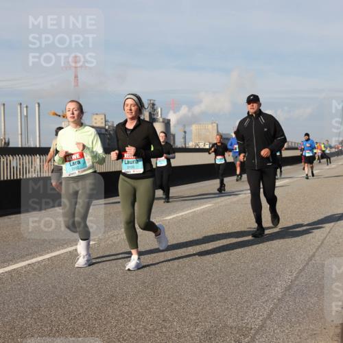03.10.2025 - Köhlbrandbrückenlauf Lena Gebhardt http://msf.ph/oto/9085978 03.10.2025 10:05:45 Position 2 3102, 3105 meine-sportfotos.de