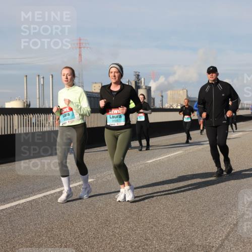 03.10.2025 - Köhlbrandbrückenlauf Lena Gebhardt http://msf.ph/oto/9085991 03.10.2025 10:05:45 Position 2 3102, 3105 meine-sportfotos.de