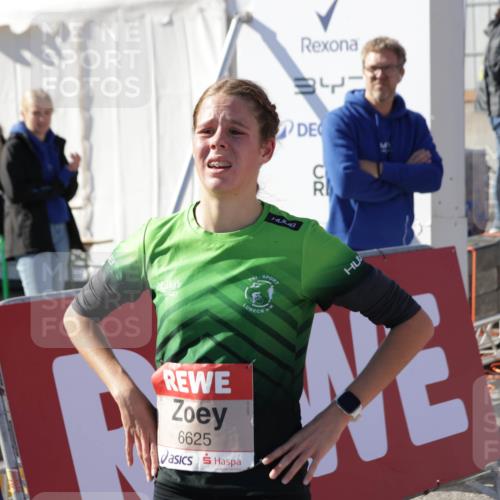 03.10.2025 - Köhlbrandbrückenlauf Jannik Wohlers http://msf.ph/oto/9086001 03.10.2025 12:52:40 Ziel 4013, 4019, 6087, 6625 meine-sportfotos.de