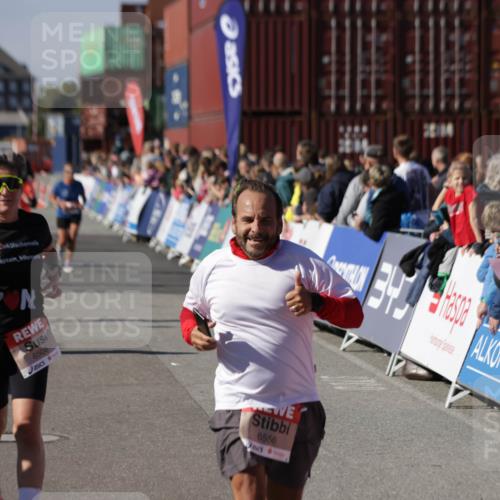 03.10.2025 - Köhlbrandbrückenlauf Jannik Wohlers http://msf.ph/oto/9086010 03.10.2025 13:18:48 Ziel 4077, 4556, 4606, 4756, 4812, 5115, 6429, 6500, 6506, 6556, 6596 meine-sportfotos.de