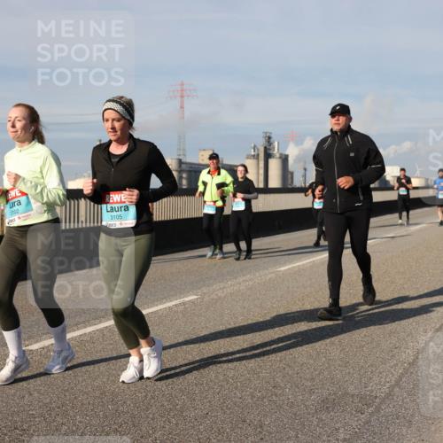03.10.2025 - Köhlbrandbrückenlauf Lena Gebhardt http://msf.ph/oto/9086011 03.10.2025 10:05:45 Position 2 3102, 3105 meine-sportfotos.de