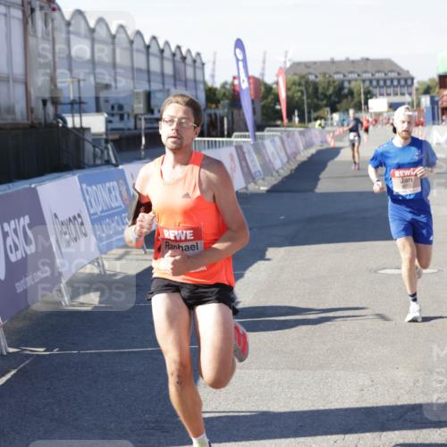 03.10.2025 - Köhlbrandbrückenlauf Jannik Wohlers http://msf.ph/oto/9086014 03.10.2025 12:52:41 Ziel 4013, 4019, 6087, 6625 meine-sportfotos.de