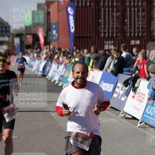 03.10.2025 - Köhlbrandbrückenlauf Jannik Wohlers http://msf.ph/oto/9086015 03.10.2025 13:18:48 Ziel 4077, 4556, 4606, 4756, 4812, 5115, 6429, 6500, 6506, 6556, 6596 meine-sportfotos.de