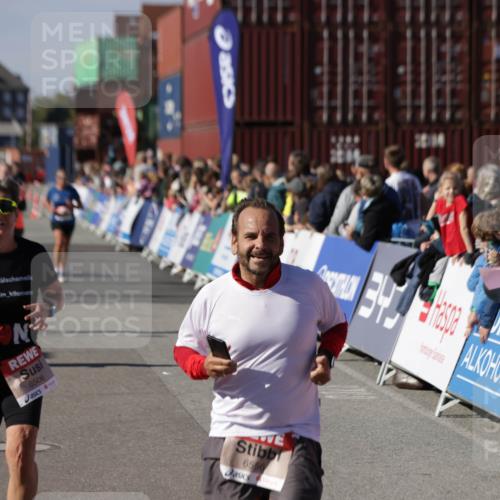 03.10.2025 - Köhlbrandbrückenlauf Jannik Wohlers http://msf.ph/oto/9086028 03.10.2025 13:18:48 Ziel 4077, 4556, 4606, 4756, 4812, 5115, 6429, 6500, 6506, 6556, 6596 meine-sportfotos.de