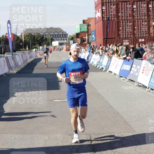 03.10.2025 - Köhlbrandbrückenlauf Jannik Wohlers http://msf.ph/oto/9086071 03.10.2025 12:52:42 Ziel 4013, 4019, 6087, 6625 meine-sportfotos.de
