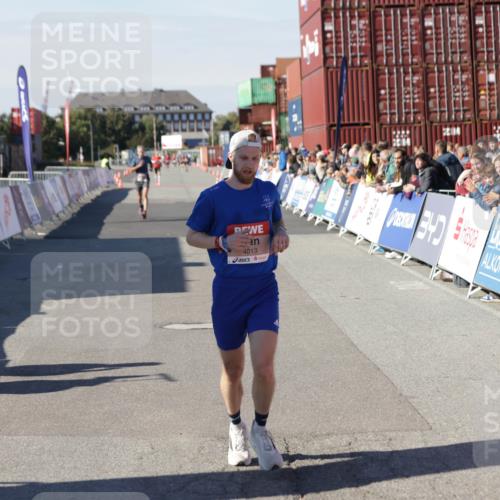 03.10.2025 - Köhlbrandbrückenlauf Jannik Wohlers http://msf.ph/oto/9086081 03.10.2025 12:52:42 Ziel 4013, 4019, 6087, 6625 meine-sportfotos.de