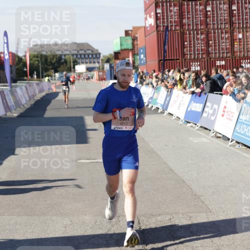 03.10.2025 - Köhlbrandbrückenlauf Jannik Wohlers http://msf.ph/oto/9086104 03.10.2025 12:52:42 Ziel 4013, 4019, 6087, 6625 meine-sportfotos.de