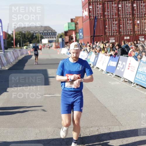 03.10.2025 - Köhlbrandbrückenlauf Jannik Wohlers http://msf.ph/oto/9086138 03.10.2025 12:52:42 Ziel 4013, 4019, 6087, 6625 meine-sportfotos.de