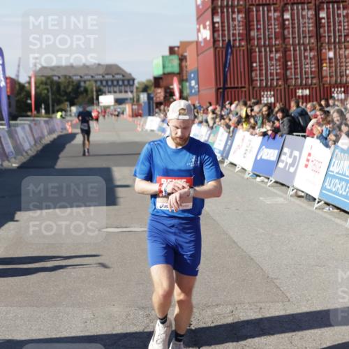 03.10.2025 - Köhlbrandbrückenlauf Jannik Wohlers http://msf.ph/oto/9086152 03.10.2025 12:52:42 Ziel 4013, 4019, 6087, 6625 meine-sportfotos.de