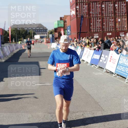 03.10.2025 - Köhlbrandbrückenlauf Jannik Wohlers http://msf.ph/oto/9086170 03.10.2025 12:52:42 Ziel 4013, 4019, 6087, 6625 meine-sportfotos.de