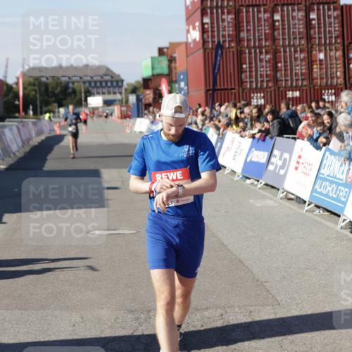 03.10.2025 - Köhlbrandbrückenlauf Jannik Wohlers http://msf.ph/oto/9086191 03.10.2025 12:52:42 Ziel 4013, 4019, 6087, 6625 meine-sportfotos.de